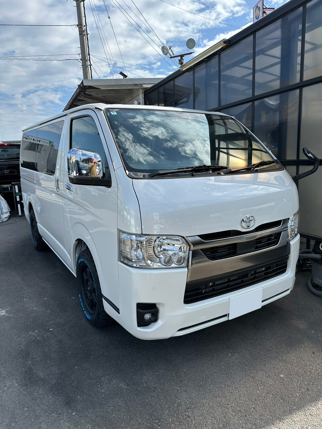 【新車カスタム例】ハイエース スーパーGLダークプライムS｜断熱・ナビ・モニターで快適仕様に仕上げました！